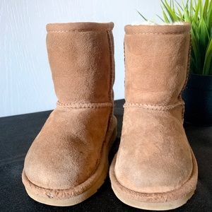 Size 6 ugg boots toddler